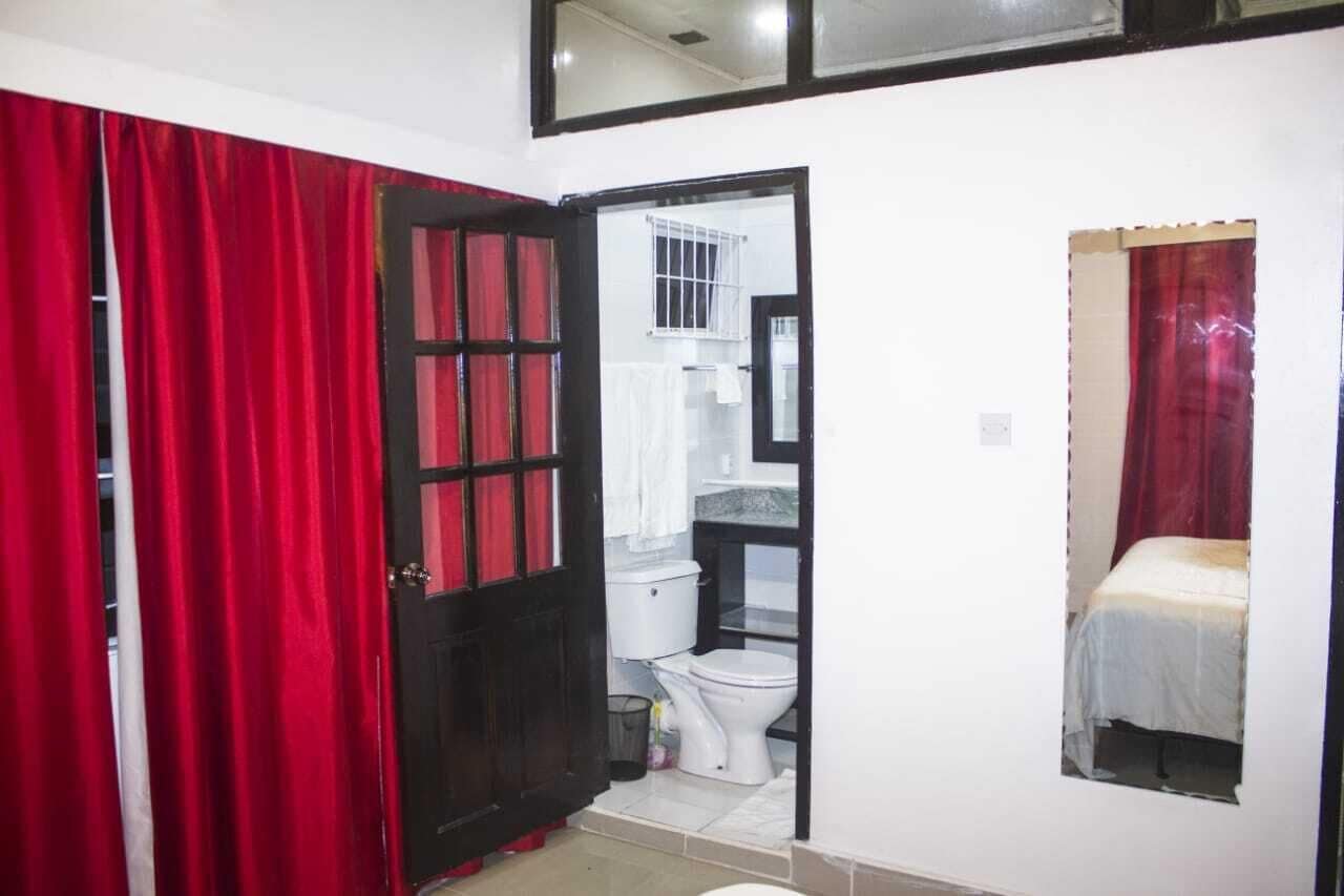 Regadera, secadora de cabello, toallas, jabón 