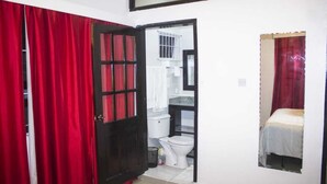 Een badkamer met toilet, wastafel en douche.