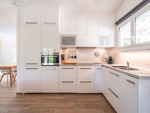 Jääkaappi, mikroaaltouuni, liesi, astianpesukone