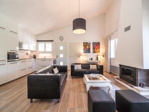 Een televisie en een open haard
