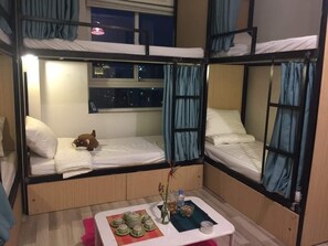 3 室のベッドルーム、デスク、WiFi (無料)、ベッドシーツ