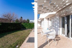 Outdoor dining - S018 - Sirolo, brand new three-room apartment in stone with right garden (Sirolo)