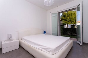 2 bedrooms, bed sheets - S018 - Sirolo, brand new three-room apartment in stone with right garden (Sirolo)