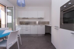 Kühlschrank, Ofen, Geschirrspüler, Esstisch