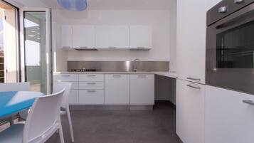 Kühlschrank, Ofen, Geschirrspüler, Esstisch