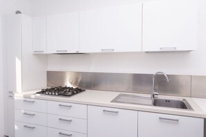 Frigorífico, horno, lavavajillas y mesa de comedor