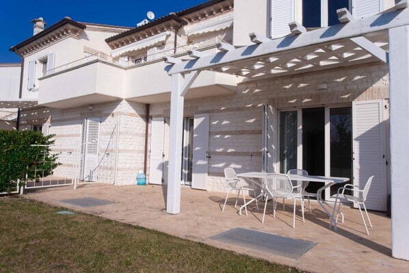 Outdoor dining - S018 - Sirolo, brand new three-room apartment in stone with right garden (Sirolo)