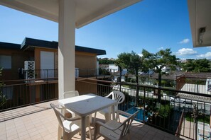 Outdoor dining - M046 - Marcelli, three-room apartment with terrace 150 meters from the sea (Marcelli)