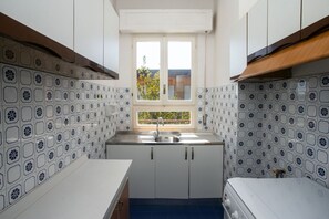 Een koelkast, een oven