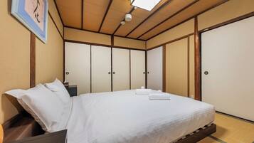 2 bedrooms, iron/ironing board, internet
