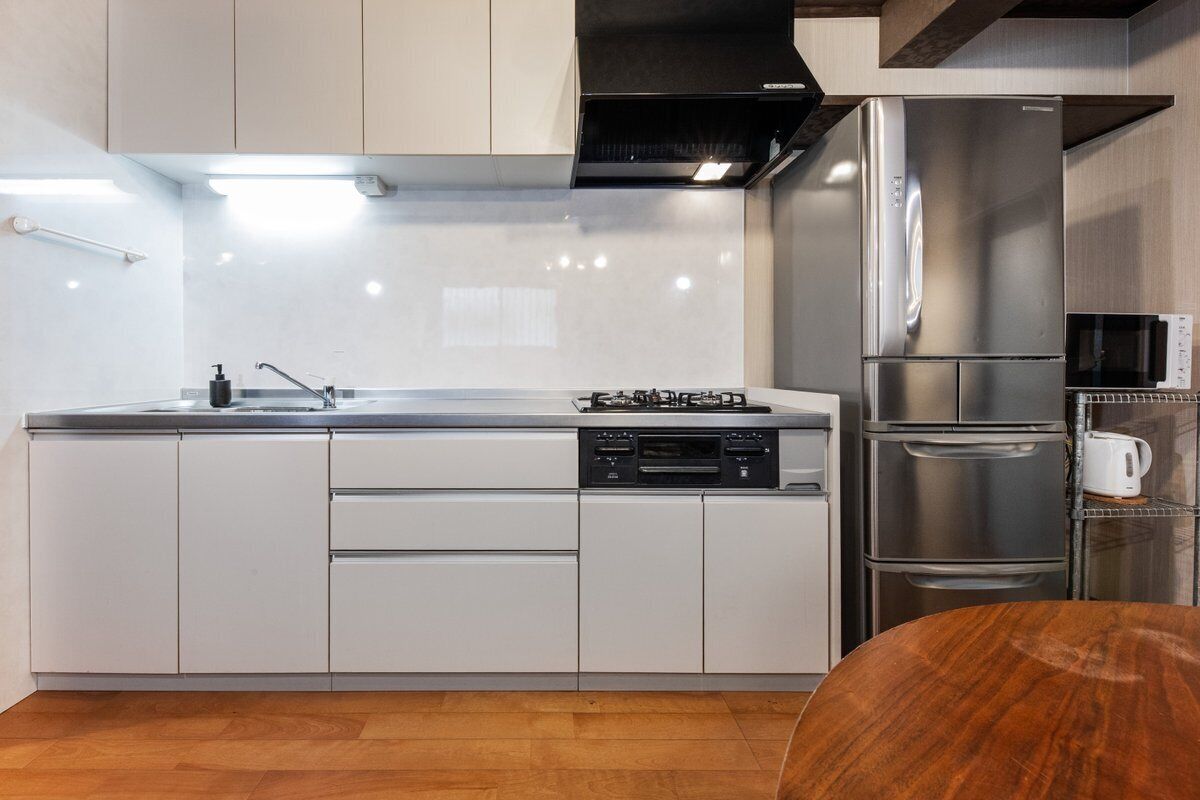 冷蔵庫、電子レンジ、調理器具と食器