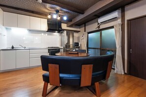 Fridge, microwave, cookware/dishes/utensils - Shiki Homes | HARU 春 (Kyoto-shi)