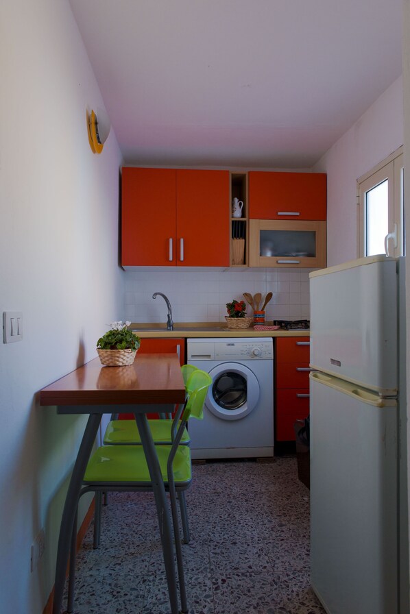Réfrigérateur, un four, surface de cuisson, bouilloire électrique