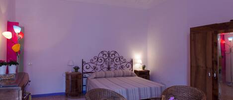 1 chambre, fer et planche à repasser, draps fournis