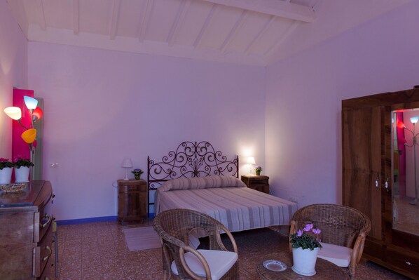 1 camera, ferro/asse da stiro, lenzuola