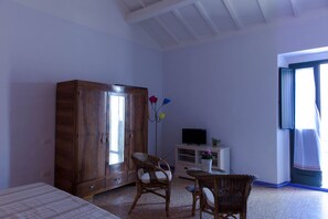 1 chambre, fer et planche à repasser, literie fournie