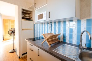 Kühlschrank, Mikrowelle, Kochgeschirr/Geschirr/Besteck