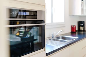 Kühlschrank, Mikrowelle, Ofen, Geschirrspüler