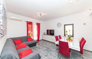 TV - Beautiful apartment in Okrug Donji (Okrug Donji)
