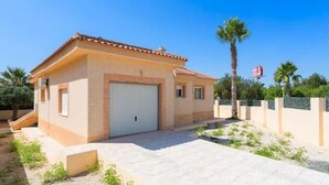 Un piccolo edificio a un piano con tetto piatto e un'ampia porta garage.