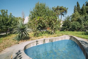 季节性开放的室外游泳池