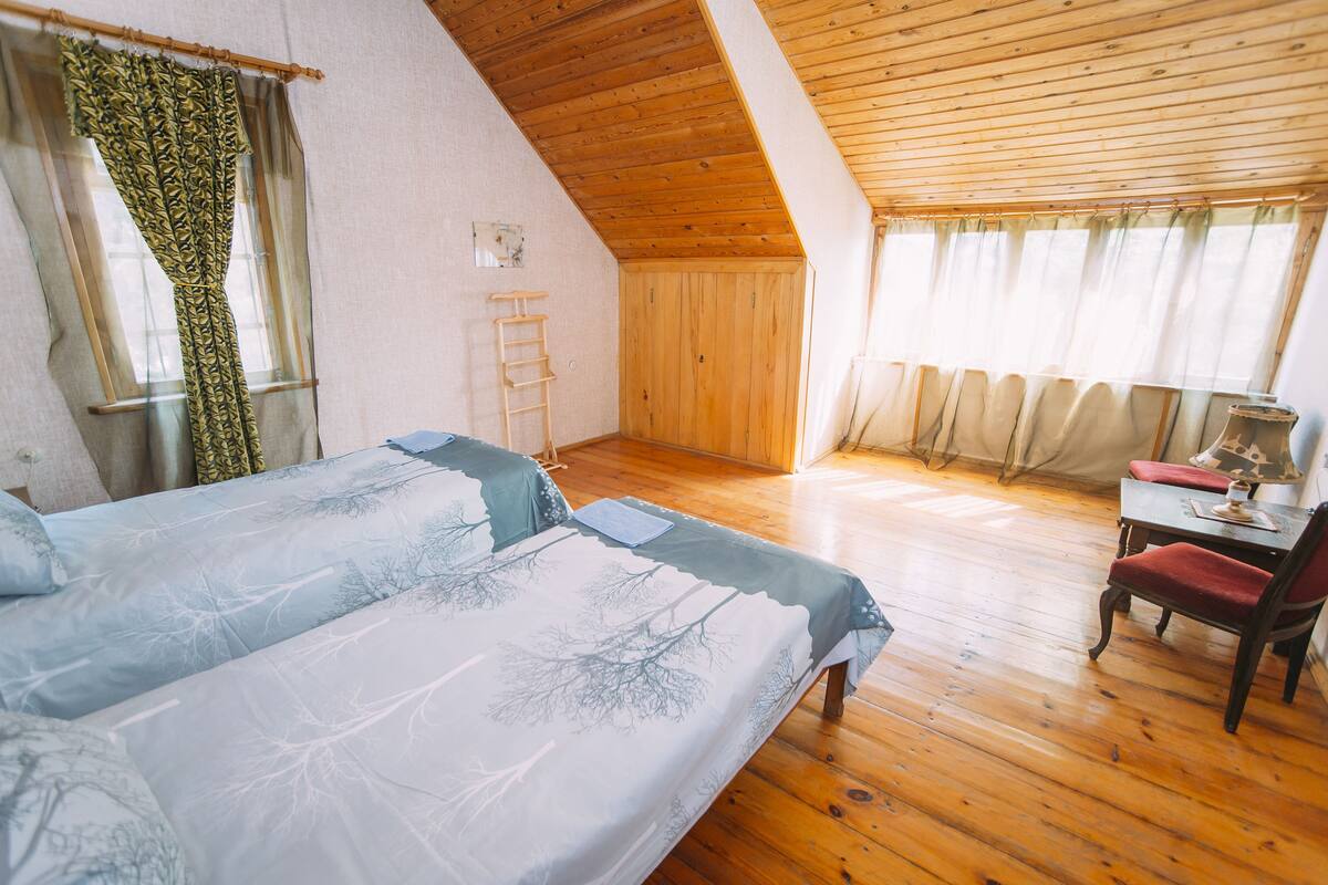 Cortinas blackout, tabla de planchar con plancha y wifi gratis