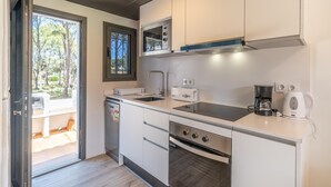 Private kitchen - Gardernia: House for holiday rental with community garden and pool (L'Escala)
