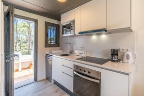 Een koelkast, een magnetron, een oven, een kookplaat