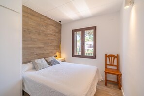 1 bedroom, iron/ironing board, free WiFi, bed sheets - Gardernia: House for holiday rental with community garden and pool (L'Escala)