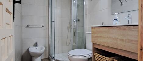 Douche, sèche-cheveux, bidet, serviettes fournies