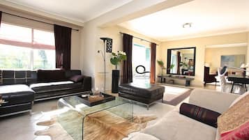 Fernseher, Kamin, Videospielkonsole, DVD-Player