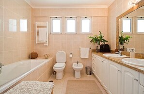 Duschwanne, Haartrockner, Bidet, Handtücher