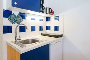 Fridge, microwave, oven, cookware/dishes/utensils