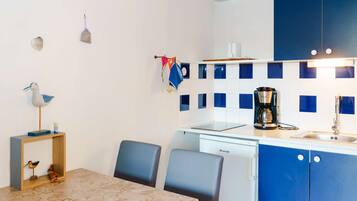 Kjøleskap, mikrobølgeovn og kjøkkenutstyr