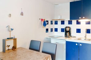 Réfrigérateur, micro-ondes, batterie de cuisine, vaisselle et ustensiles