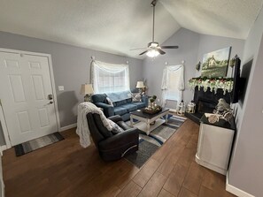 Smart TV, fireplace - COUNTRY IN THE CITY - No Winding Roads (Pigeon Forge)