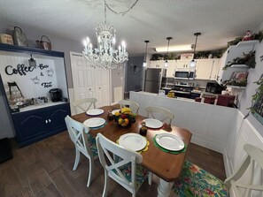 Dining - COUNTRY IN THE CITY - No Winding Roads (Pigeon Forge)