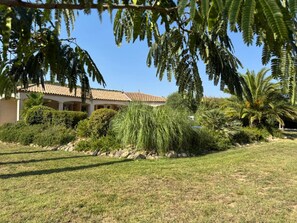 Property grounds - Luxurious villa with private swimming pool (Pouzols Minervois (Soleil d'Oc))