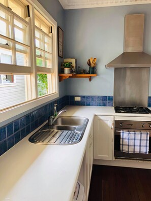 Fridge, microwave, oven, stovetop - BOSCOBEL COTTAGE - MAGICAL BEACH & RIVER VIEWS - KINGSCLIFF (Kingscliff)