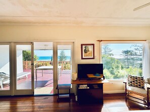 TV, books - BOSCOBEL COTTAGE - MAGICAL BEACH & RIVER VIEWS - KINGSCLIFF (Kingscliff)