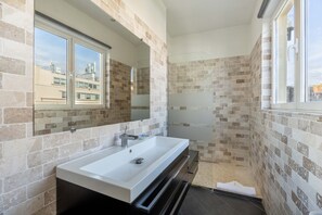 Regadera, secadora de cabello, toallas 