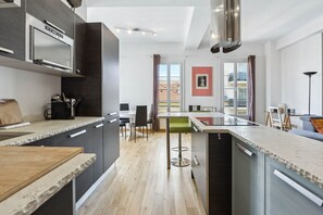 Kühlschrank, Mikrowelle, Ofen, Herdplatte