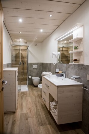 Douche, sèche-cheveux, bidet, serviettes fournies