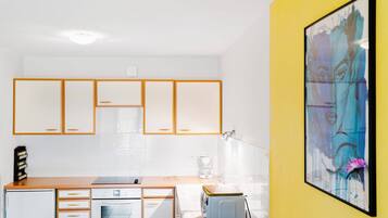 Een koelkast, een microgolfoven, een oven, een vaatwasser