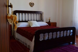 2 bedrooms, travel cot, free WiFi, bed sheets