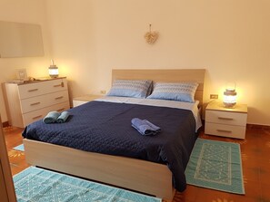 2 bedrooms, travel cot, free WiFi, bed sheets