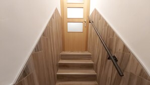 A wooden staircase with a handrail, leading to a door with a frosted glass panel. - 4 mint to beach and 20 mint to las Ramblas plaza catalunya Barcelona  (San Adrián del Besós)