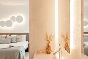 6 bedrooms, in-room safe, iron/ironing board, free WiFi