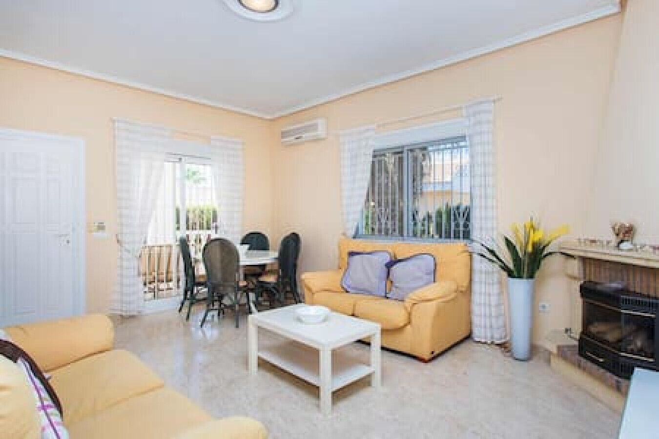 Een televisie en een open haard