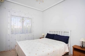 3 bedrooms, desk, iron/ironing board, WiFi